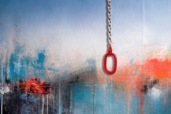 Kette vor verwitterter Wand